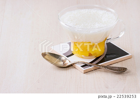 Tapioca dessert with mango 22539253