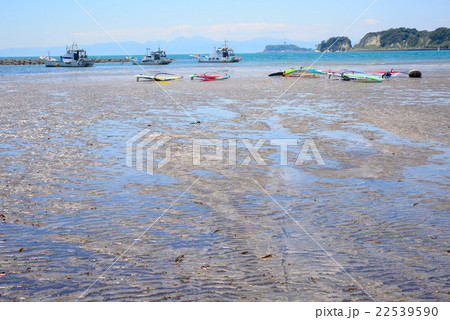 引き潮の材木座海岸と江の島 引き潮の材木座海岸と江の島 22539590