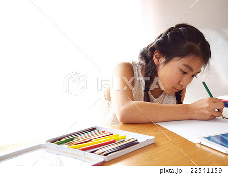 女の子 小学生 五年生 勉強 学習 算数 色鉛筆 タブレットの写真素材