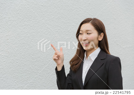 指差しする女性会社員 22541795