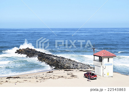赤い屋根のライフガード監視塔と赤い緊急車両 22543863