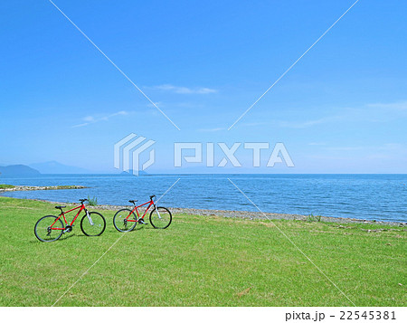 2台の赤い自転車でサイクリング(琵琶湖のほとりにて) 2台の赤い自転車でサイクリング(琵琶湖のほとりにて) 22545381