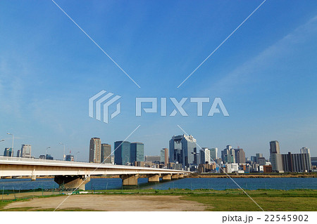 新十三大橋と大阪キタの街並み 22545902