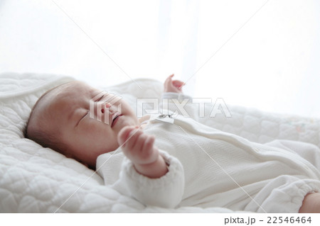 赤ちゃん　自然光　くしゃみ 22546464