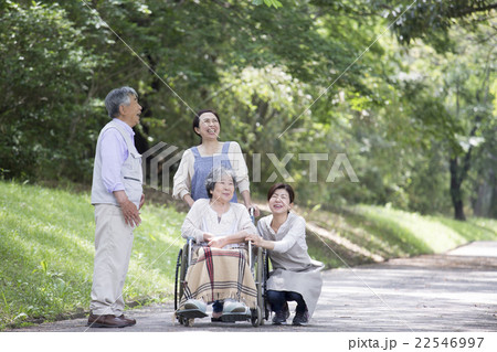 車いすのシニアとヘルパー 22546997