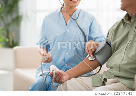 Using tonometer Using tonometer 22547343