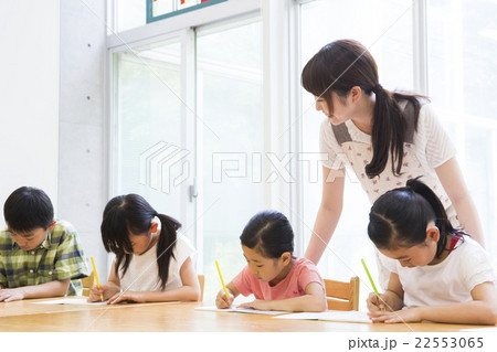 小学生と若い女性 22553065