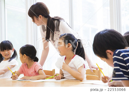 小学生と若い女性 22553066