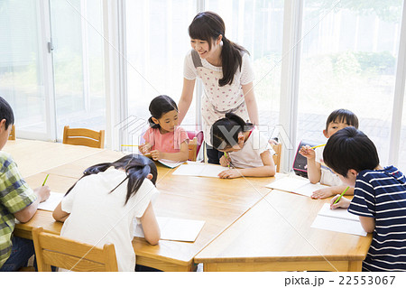 小学生と若い女性 22553067
