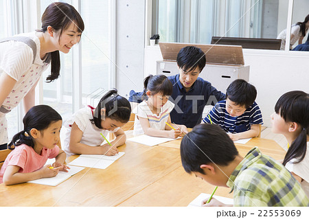 小学生と若い女性と男性 22553069