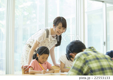 小学生と若い女性 小学生と若い女性 22553133