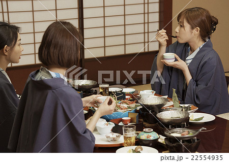 宿で食事する女性達 22554935
