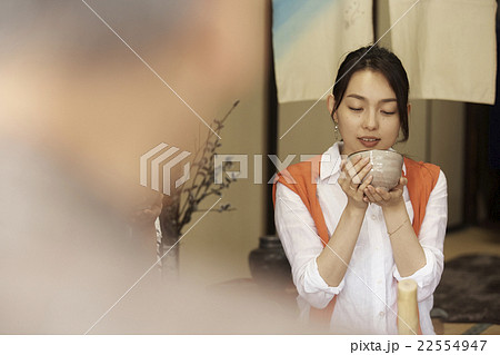 お茶を飲む女性 22554947