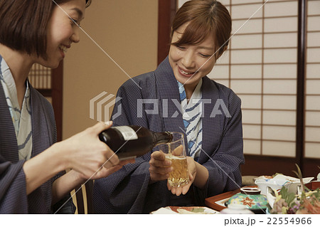 お酌する女性 22554966
