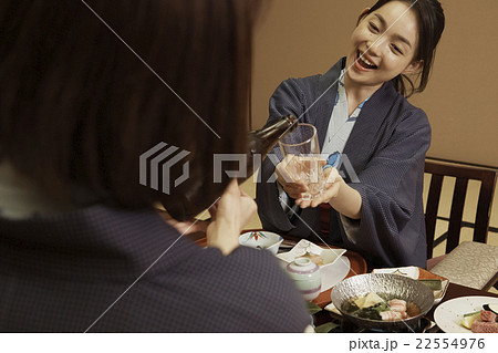 お酌される女性 22554976