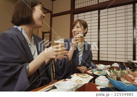 宿で食事する女性達 22554985