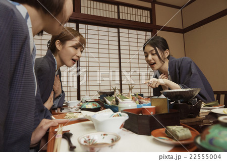 宿で食事する女性達 22555004