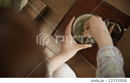 お茶を立てる 22555008