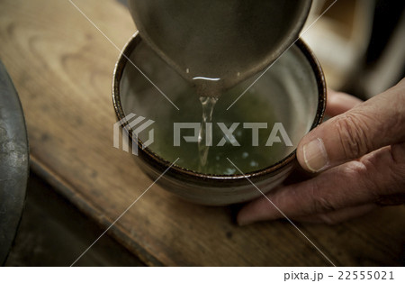 お茶を点てる お茶を点てる 22555021