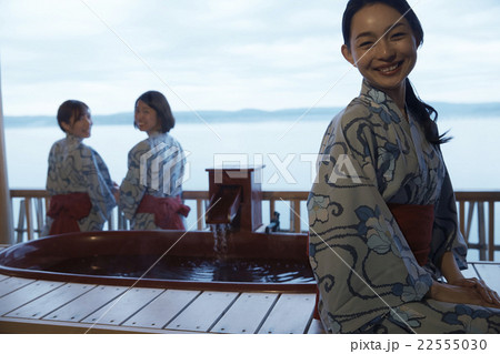 露天風呂 浴衣の女性達 露天風呂 浴衣の女性達 22555030