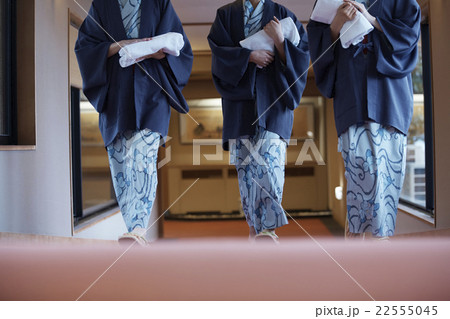 温泉 浴衣の女性達 22555045