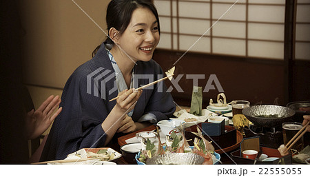 宿で食事する女性達 宿で食事する女性達 22555055