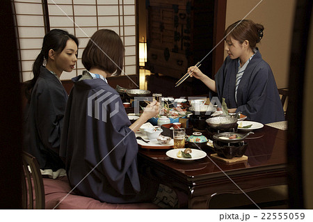 宿で食事する女性達 22555059