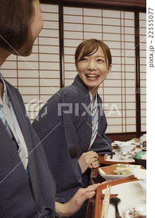 宿で食事する女性達 22555077