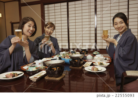 宿で食事する女性達 22555093