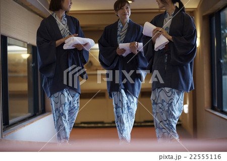 温泉 浴衣の女性達 22555116