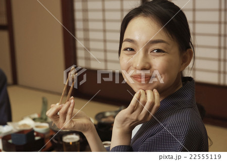 宿で食事する女性達 22555119