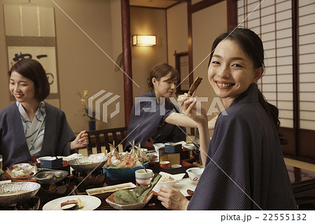 宿で食事する女性達 宿で食事する女性達 22555132