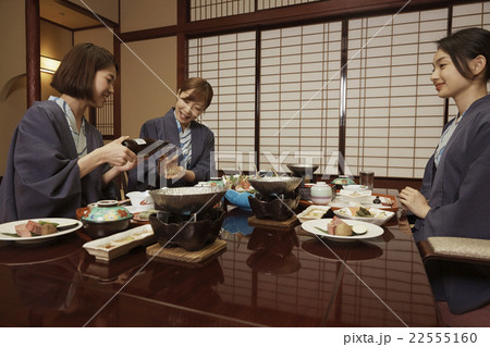 お酌される女性 22555160