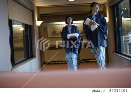 温泉 浴衣の女性達 22555161