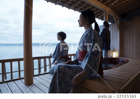 露天風呂 浴衣の女性達 22555163
