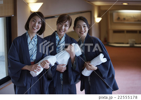 温泉 浴衣の女性達 22555178