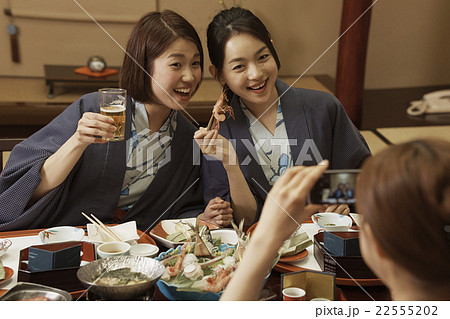 宿で食事する女性達 22555202