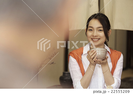 お茶を飲む女性 22555209