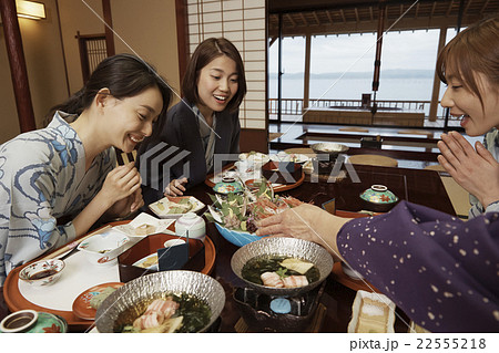 宿で食事する女性達 22555218