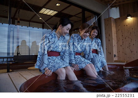 足湯する女性達 足湯する女性達 22555231