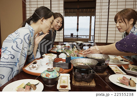 宿で食事する女性達 22555238