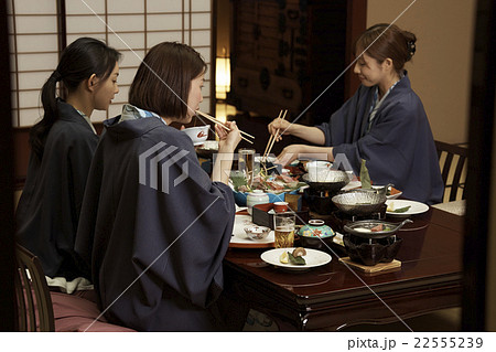宿で食事する女性達 22555239