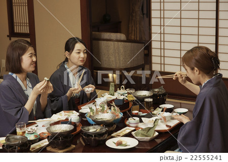 宿で食事する女性達 22555241