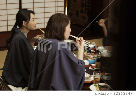 宿で食事する女性達 22555247