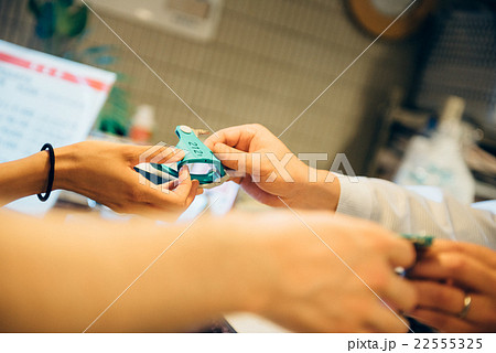 カプセルホテルに泊まる外国人 カプセルホテルに泊まる外国人 22555325