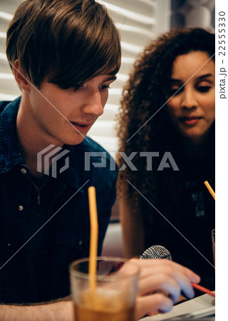 カラオケを楽しむ外国人 22555330