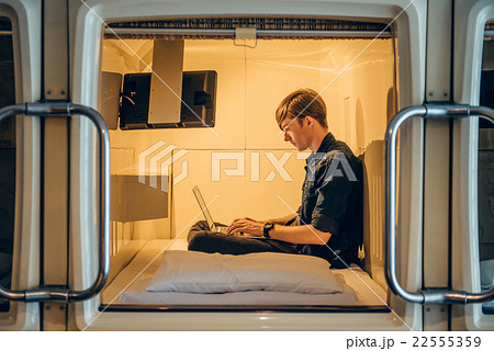 カプセルホテルに泊まる外国人 22555359