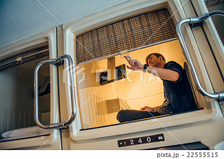 カプセルホテルに泊まる外国人 22555515