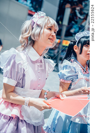 チラシを配るメイド 22555624