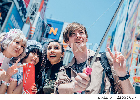 秋葉原を観光する外国人 秋葉原を観光する外国人 22555627